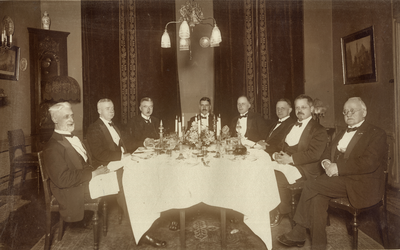 98853 Groepsportret van de genodigden bij het 10-jarig jubileum van wethouder C. de Wilde als voorzitter van de ...